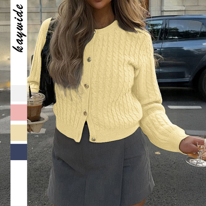 Damen cropped Zopfstrick-Strickjacke mit dekorativen Medaillonknöpfen und Rundhalsausschnitt – Veloura