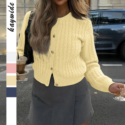 Damen cropped Zopfstrick-Strickjacke mit dekorativen Medaillonknöpfen und Rundhalsausschnitt – Veloura