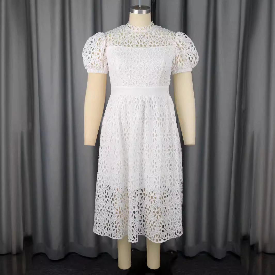 Damen Elegantes Kleid mit Blumenbordüren und Puffärmeln Echo Archiv
