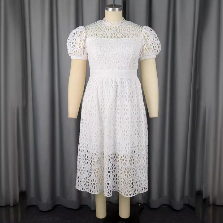 Damen Elegantes Kleid mit Blumenbordüren und Puffärmeln Echo Archiv