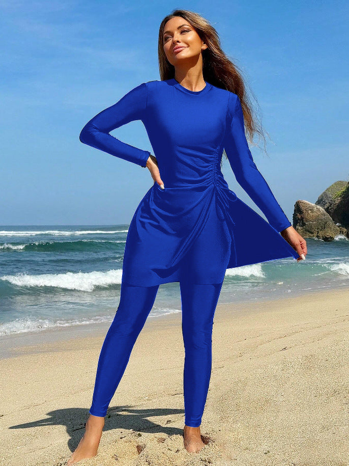 Damen Sportliches Strandoutfit mit figurbetonendem Kleid und langen Leggings Echo Archiv
