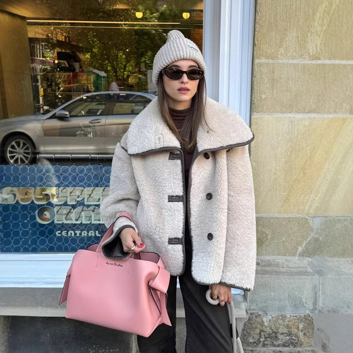 Damen kurze Oversize Lammfelloptik Jacke mit breitem Schalkragen und dekorativen Paspelabschlüssen – Célinea