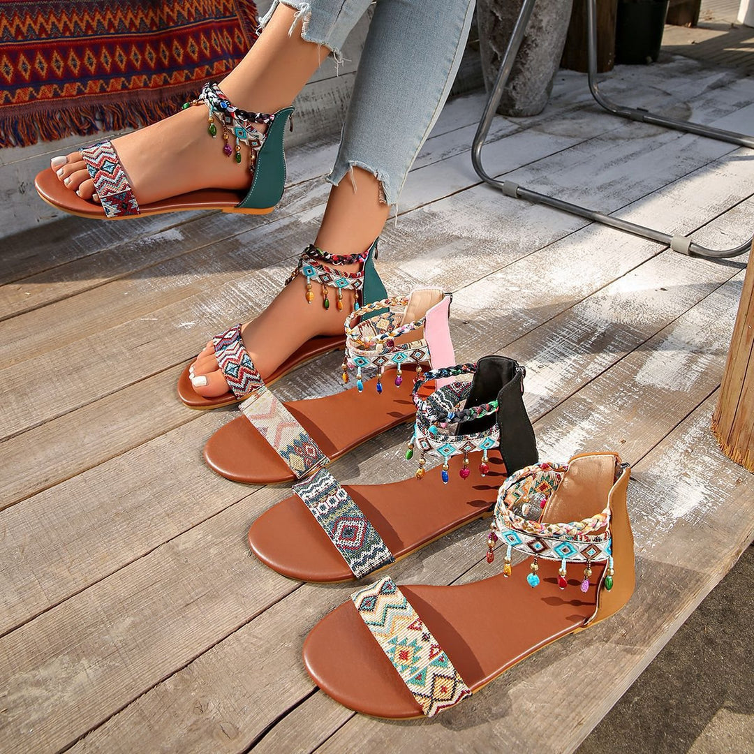 Damen Boho-Sandalen mit bestickten Riemen, geflochtenen Knöchelriemen und Zierperlen – Sorelia
