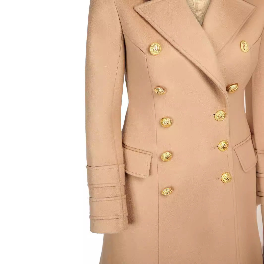 Damen Kurzmantel im Blazerkleid‑Stil mit strukturierter Taillierung und goldenen Zierknöpfen Echoarchiv