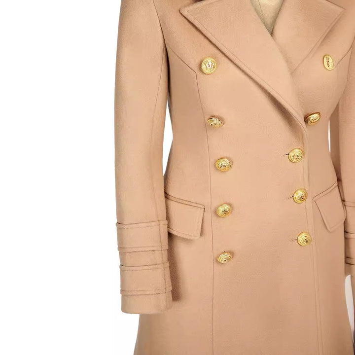 Damen Kurzmantel im Blazerkleid‑Stil mit strukturierter Taillierung und goldenen Zierknöpfen Echoarchiv