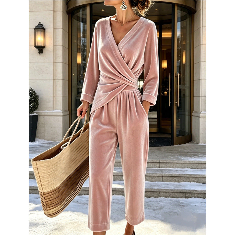 Damen Samt-Jumpsuit mit Wickeloberteil, taillierter Drapierung und weitem knöchellangem Bein Echoarchiv