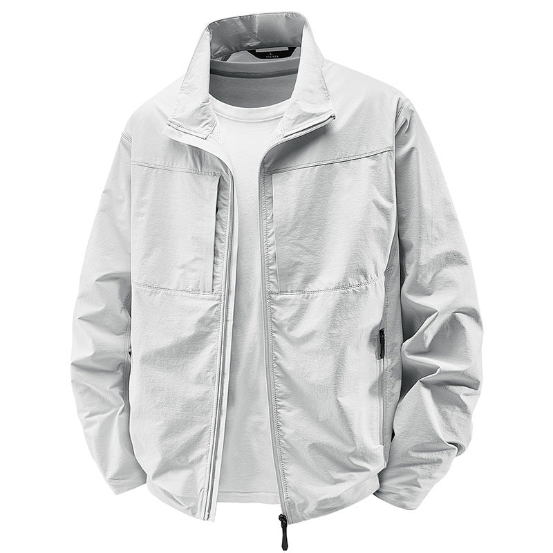 Herren Leichte urbane Windjacke mit Stehkragen, wasserabweisender Gewebemischung und verdeckten Reißverschlüssen Echo Archiv