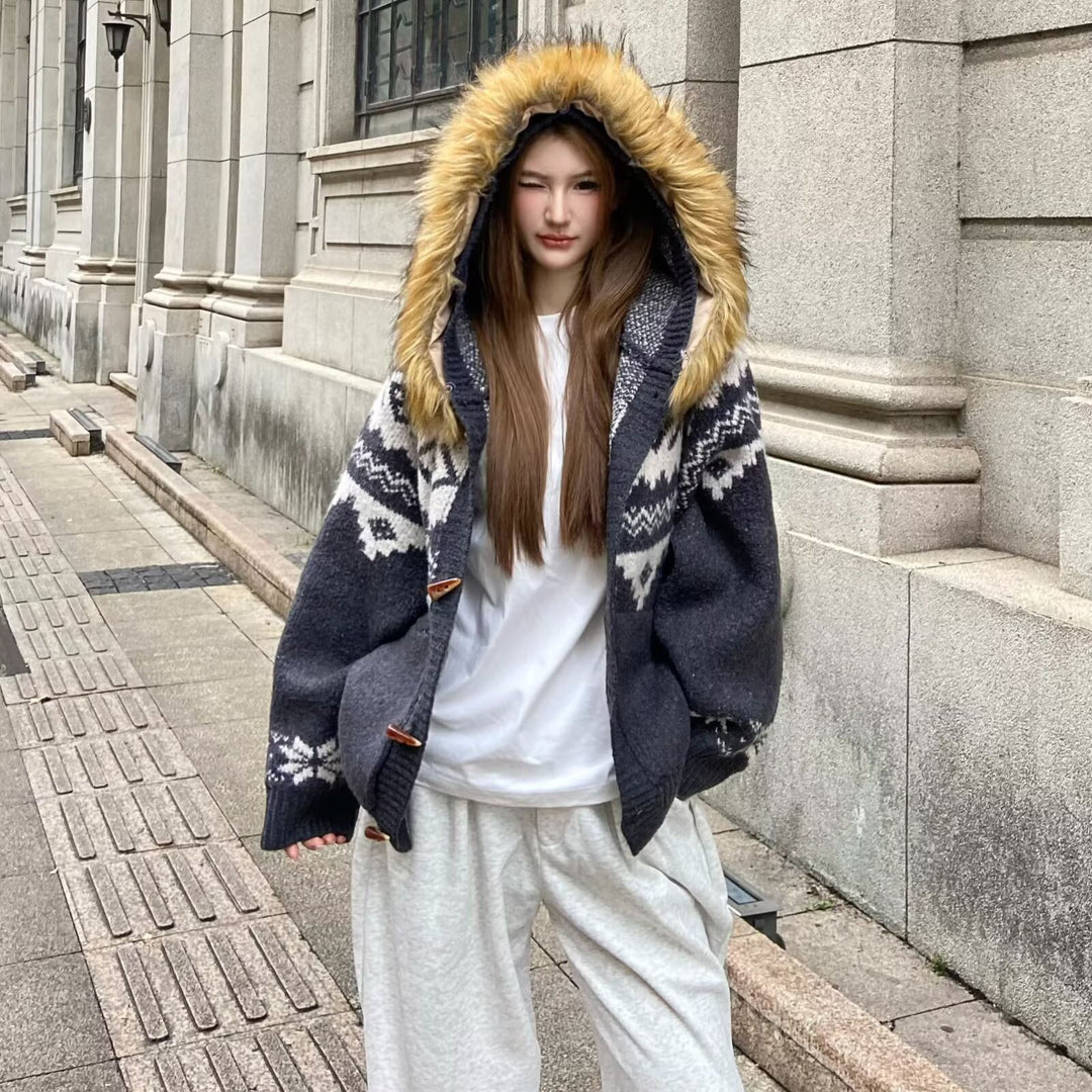 Damen Modische Strickjacke mit Kapuze und kunstfellbesetztem Kragen Echoarchiv