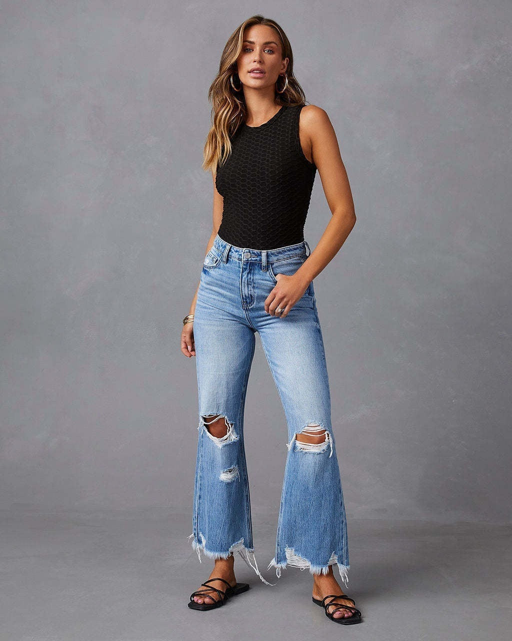 Damen nan hochgeschnittene ausgestellte Destroyed-Jeans mit Knieausfransungen und rohem Saum Echo Archiv