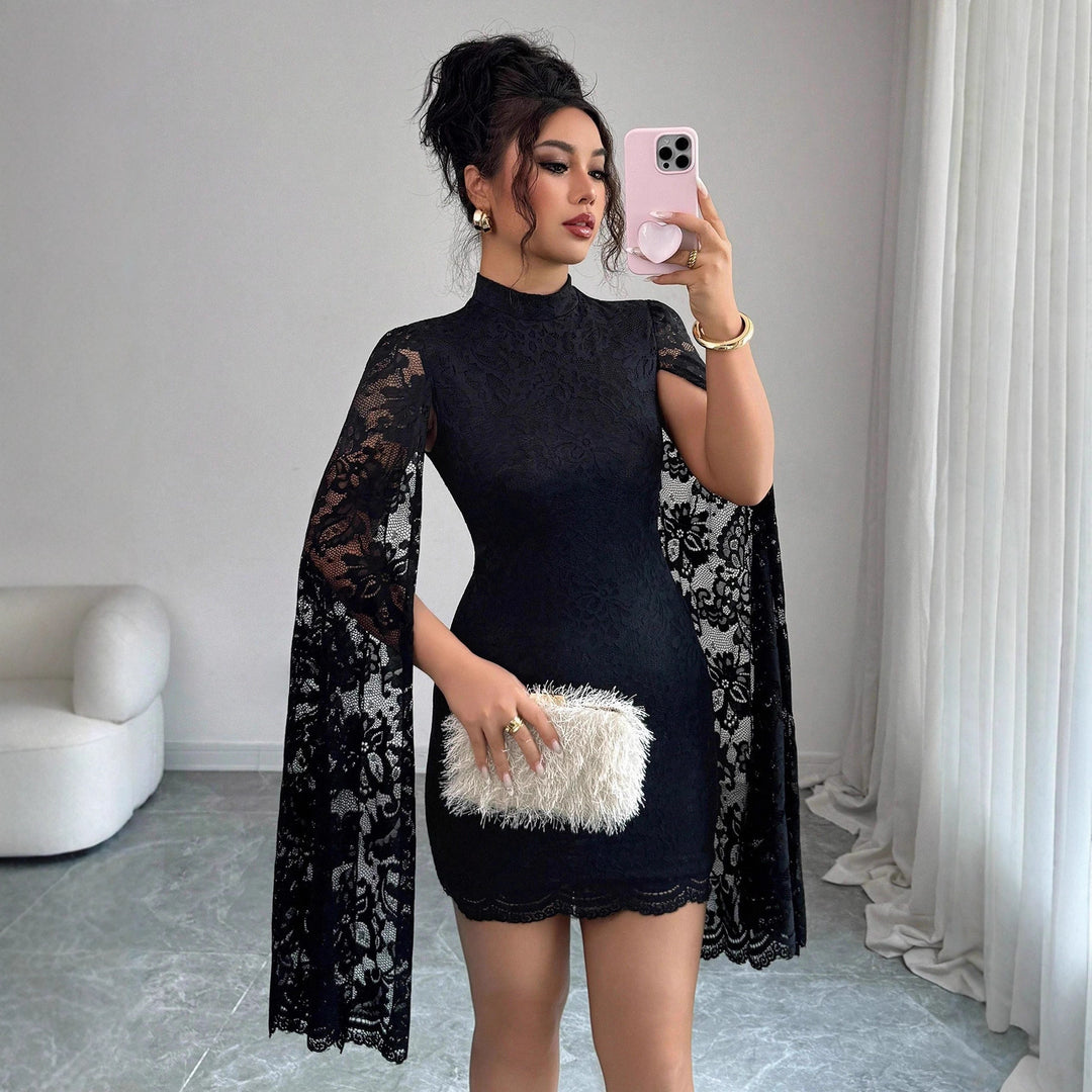 Damen nan tailliertes Spitzen-Minikleid mit hohem Stehkragen und dramatischen Cape-Ärmeln Echo Archiv