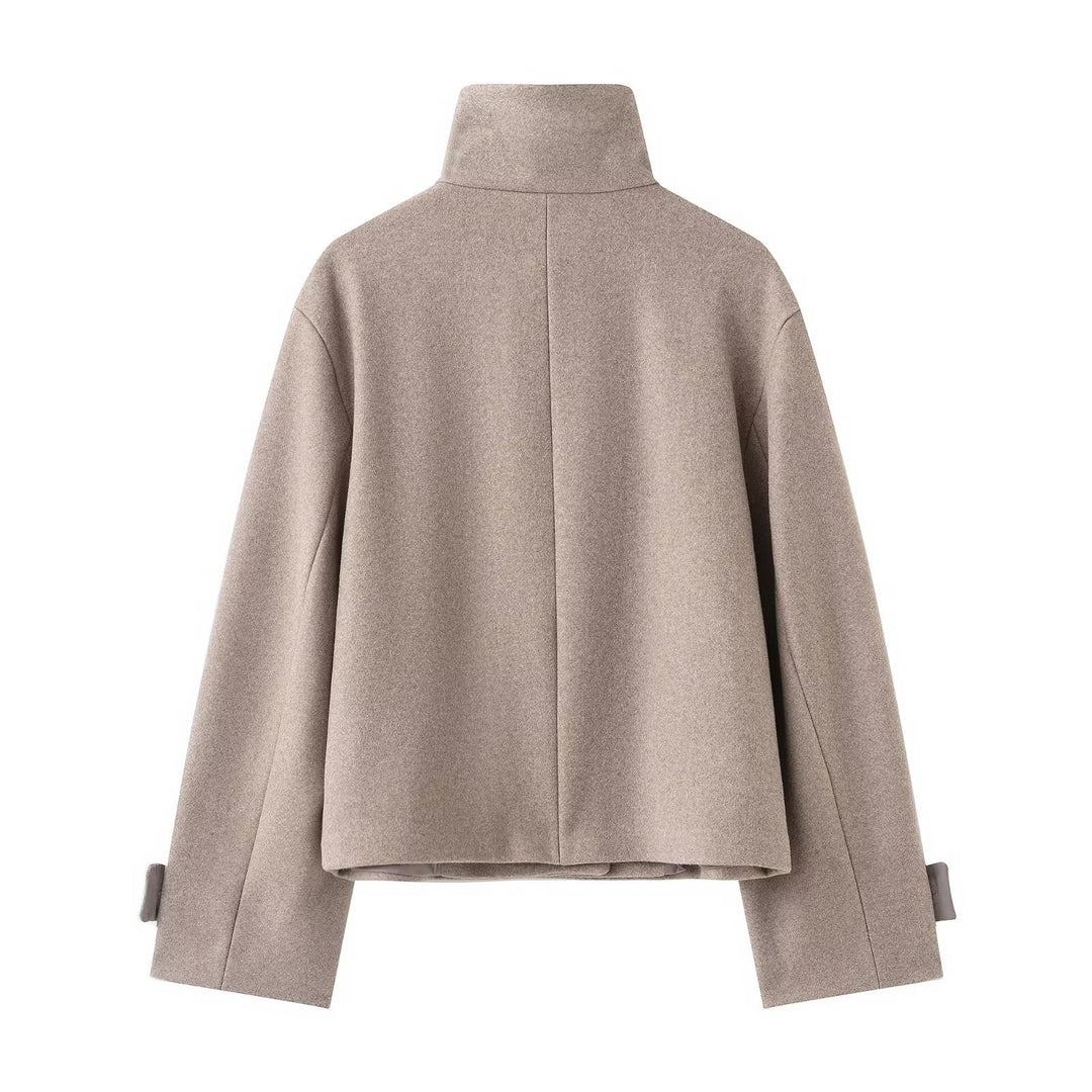 Damen Cropped Wollmix-Kurzjacke mit hohem Stehkragen, asymmetrischer Knopfleiste und Krempelmanschetten Echoarchiv