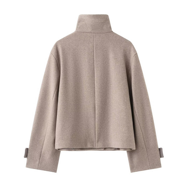 Damen Cropped Wollmix-Kurzjacke mit hohem Stehkragen, asymmetrischer Knopfleiste und Krempelmanschetten Echoarchiv