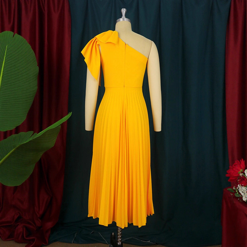 Damen Plissee Maxikleid mit asymmetrischem Träger und Rüschendetail Echo Archiv