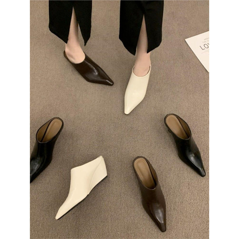 Damen Spitz zulaufende Slip‑On Mules mit skulptiertem Keilabsatz – Avérine