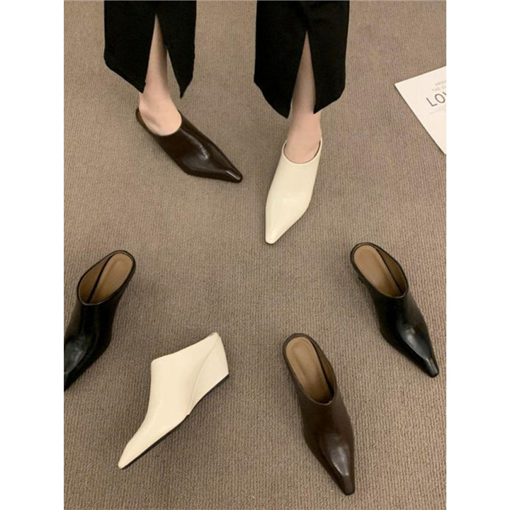 Damen Spitz zulaufende Slip‑On Mules mit skulptiertem Keilabsatz – Avérine