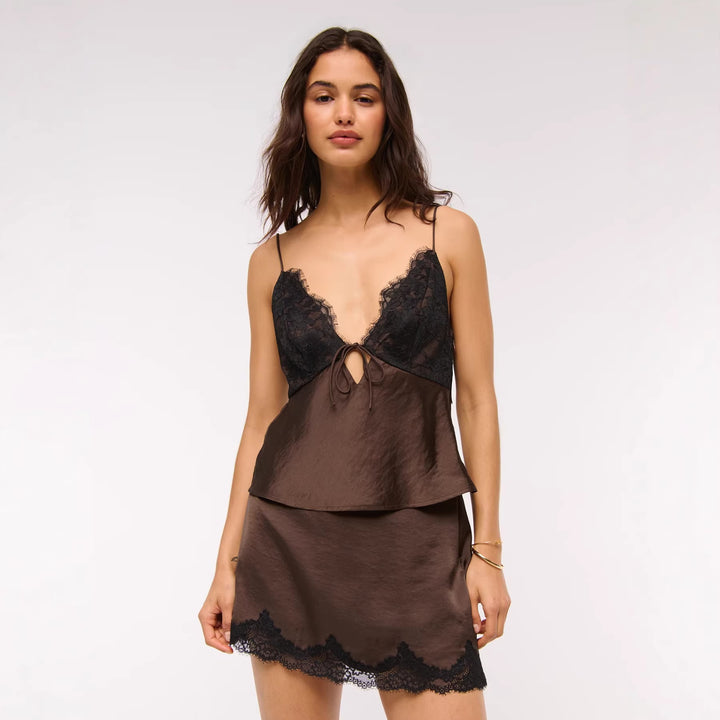 Damen Elegantes Negligé mit Spitzenakzenten Echo Archiv