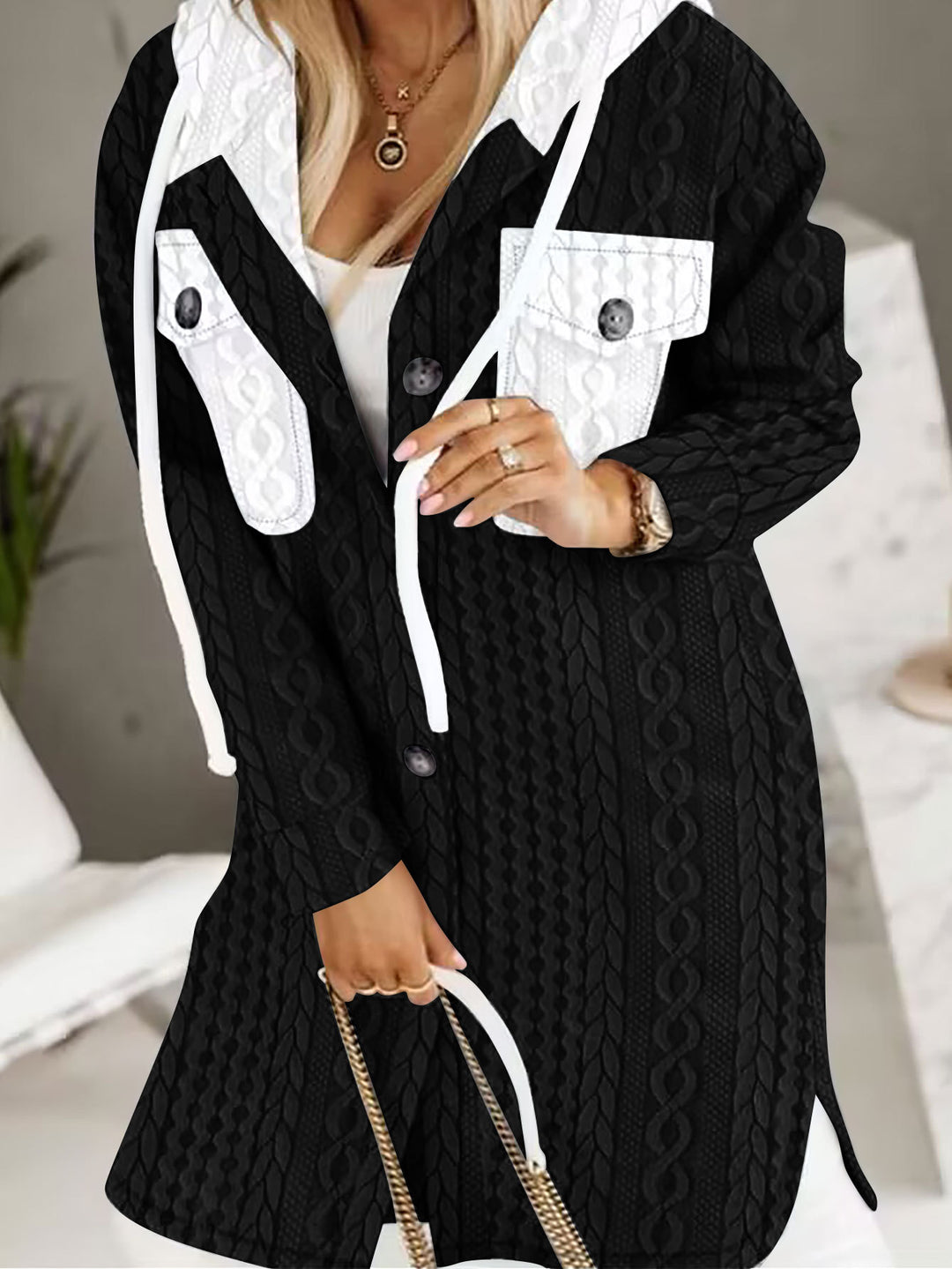 Damen Longline-Strickmantel mit Kapuze, Zierknöpfen und Kontrasttaschen – Montévia