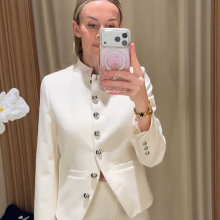 Damen Taillierter Blazer mit Stehkragen und silbernen Schmuckknöpfen Echoarchiv