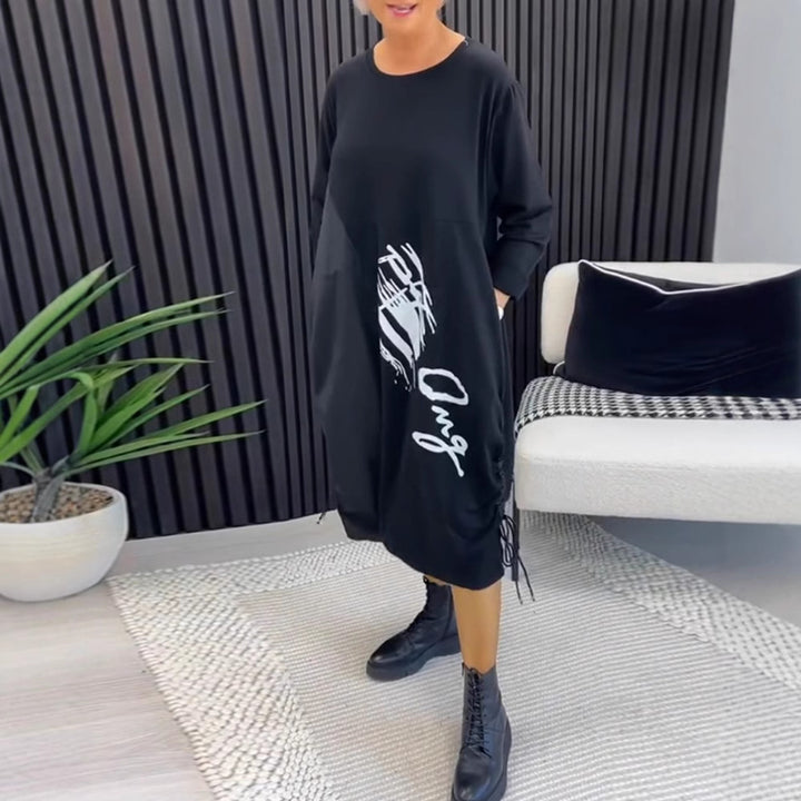 Damen nan lässiges Jerseykleid mit seitlicher Tunnelzug-Raffung, Eingrifftaschen und Statement-Print Echo Archiv