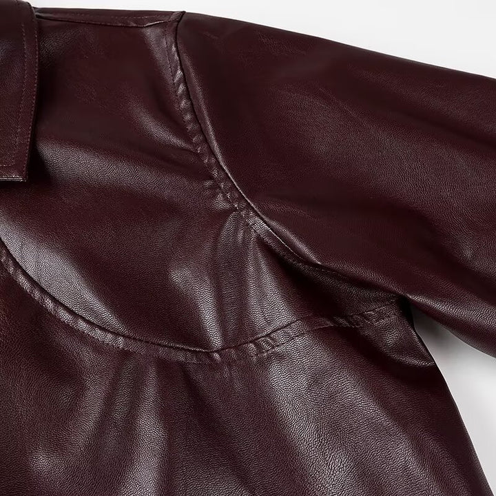 Damen Kurz geschnittene Lederoptik-Jacke mit betonten Schultern, Reißverschluss und Hemdkragen Echo Archiv