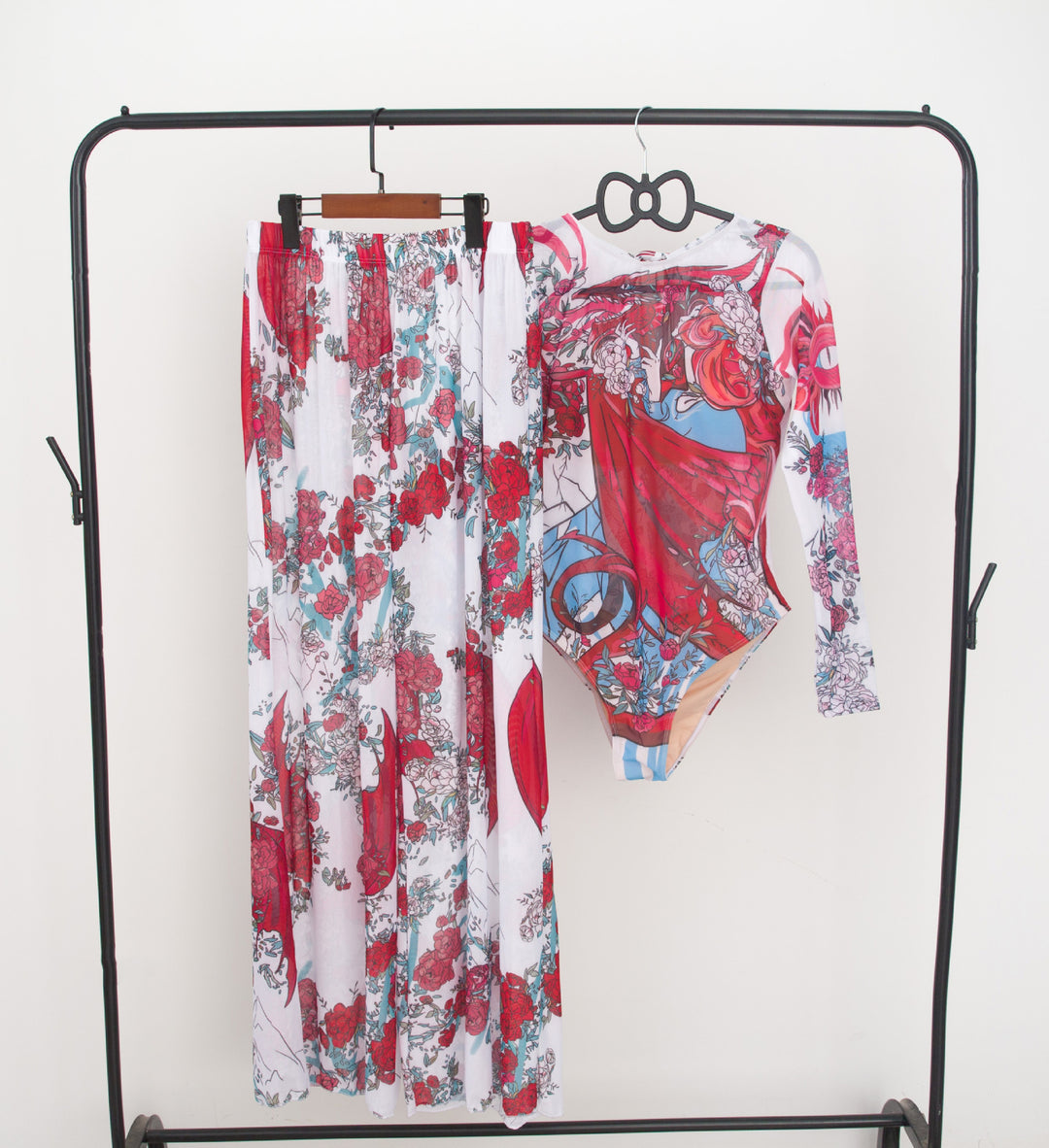 Damen modisches Badeoutfit mit langärmeligen Oberteil und lässigen Pants Echo Archiv