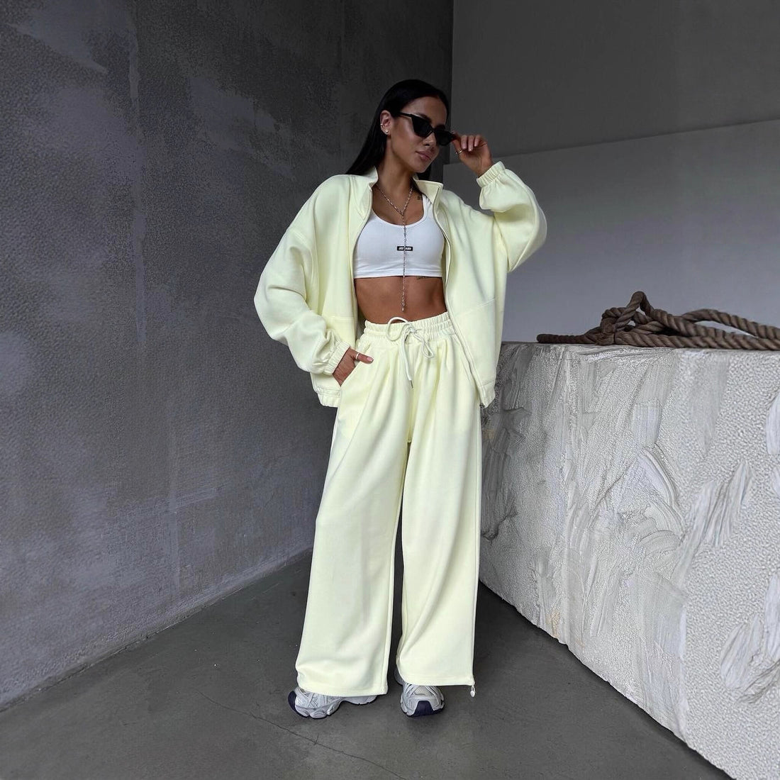 Damen oversized Sweatset mit Reißverschlussjacke und weiten Jogginghose – Avérine