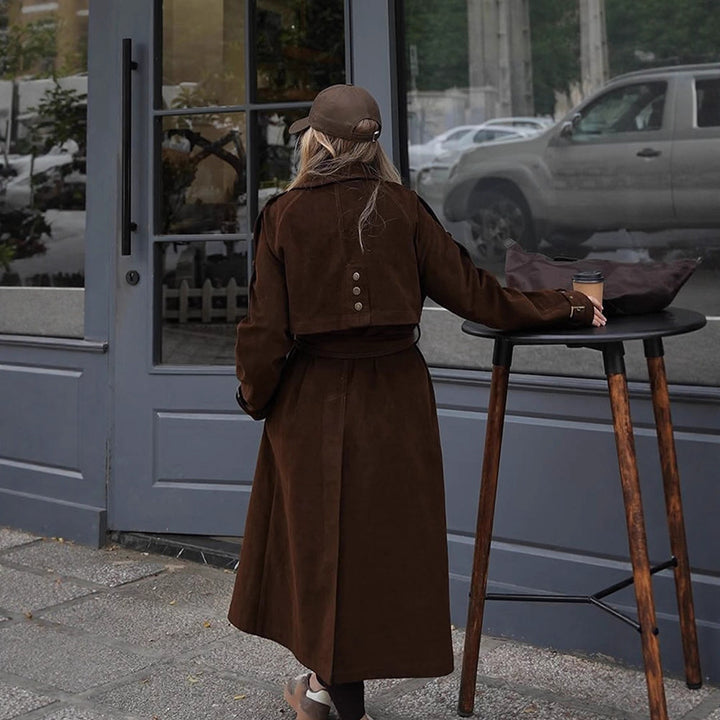 Damen Maxilanger Trenchcoat aus Veloursoptik mit doppelreihiger Knopfleiste und oversized Schnitt Echoarchiv