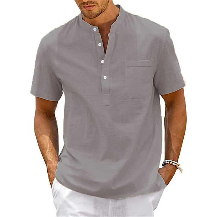 Herren Kurzarmhemd mit modernem Henley-Kragen und praktischer Brusttasche Echoarchiv