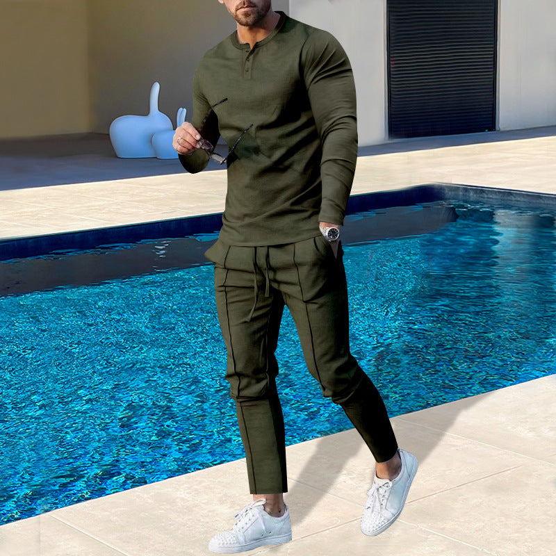 Herren nan athletisches Henley-Langarmshirt und schmal zulaufende Jogginghose mit Ziernähten Echo Archiv