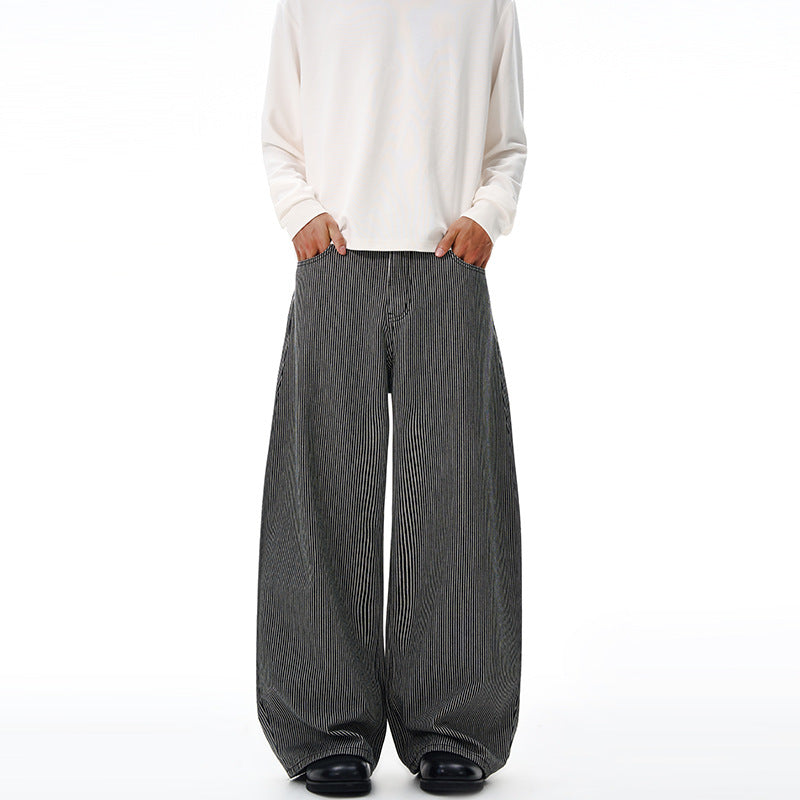 Herren Bodenlange Oversize-Hose mit extrem weitem Bein und feinem Nadelstreifen-Design Echo Archiv