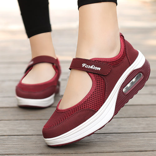 Damen Sportliche Mary-Jane Wedgesneaker mit Luftpolster und atmungsaktivem Mesh – Névara