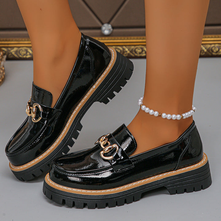 Damen  glänzende Lack-Loafer mit dekorativer Metallspange und profilierter Traktorsohle Echo Archiv