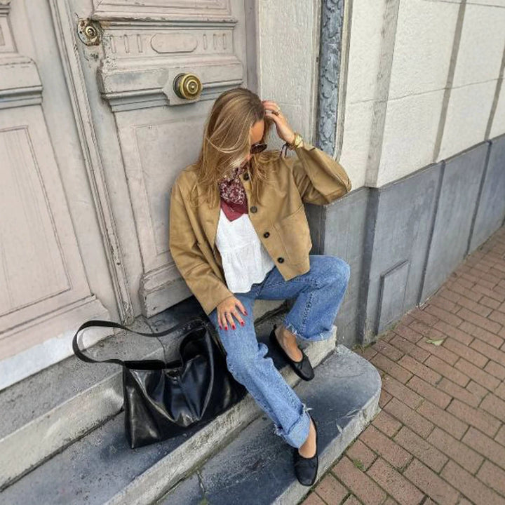 Damen Kurze Velourslederjacke im Clean-Cut mit aufgesetzten Taschen Echoarchiv