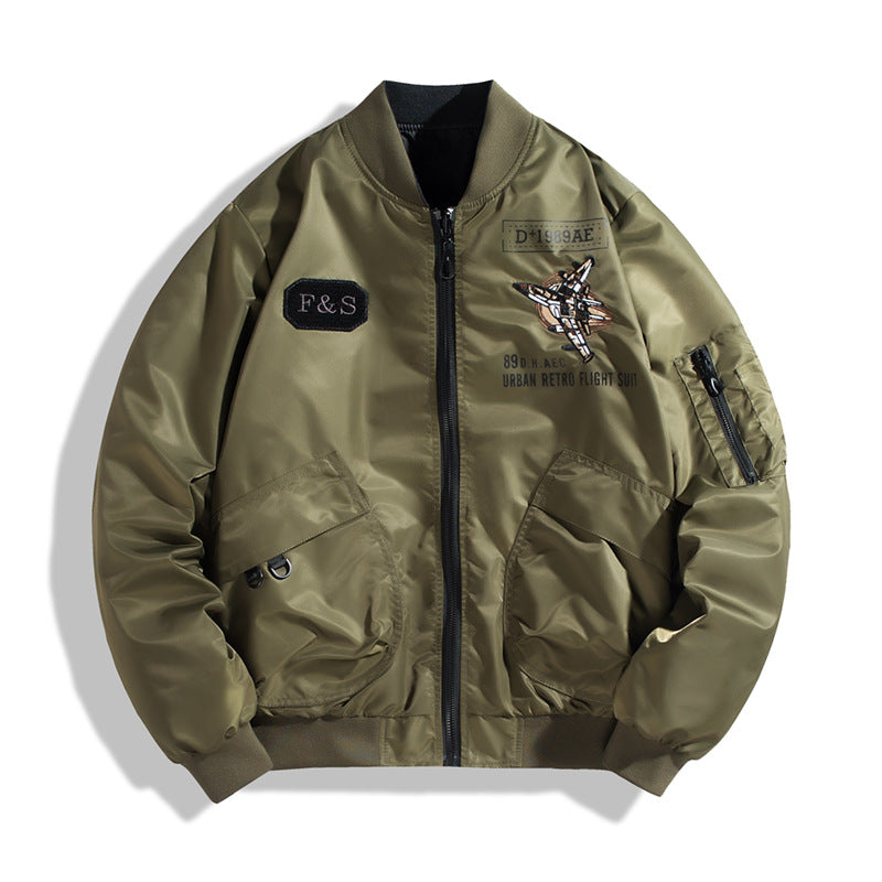 Herren  flugzeuginspiriierte gepolsterte Bomberjacke mit gesticktem Jet-Applikation und Reißverschlusstasche am Sleeve Echo Archiv