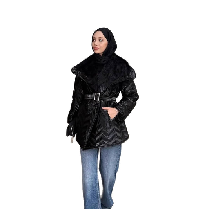 Damen Glänzende Steppjacke mit Taillengürtel und voluminösem Kunstfellkragen Echoarchiv