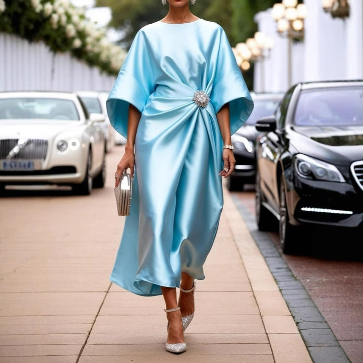 Damen nan elegantes Satin-Kaftan-Midikleid mit Kimonoärmeln seitlicher Drapage und Zierbrosche Echo Archiv
