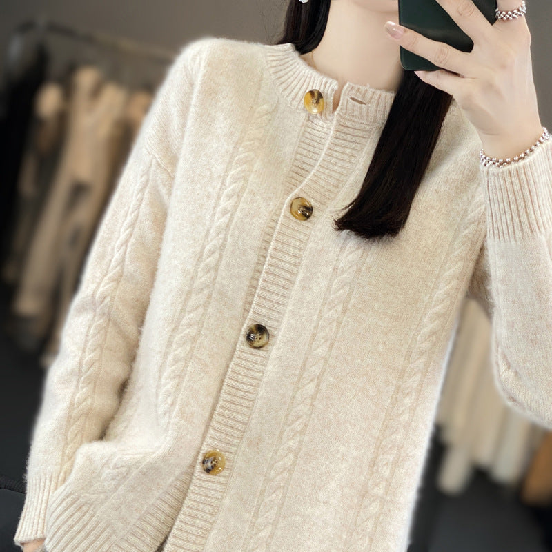 Damen Kaschmirähnlicher Zopfmuster‑Cardigan mit Rundhals und Hornoptikknöpfen Echoarchiv
