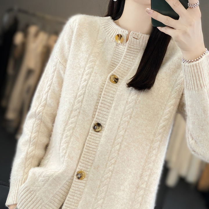 Damen Kaschmirähnlicher Zopfmuster‑Cardigan mit Rundhals und Hornoptikknöpfen Echoarchiv