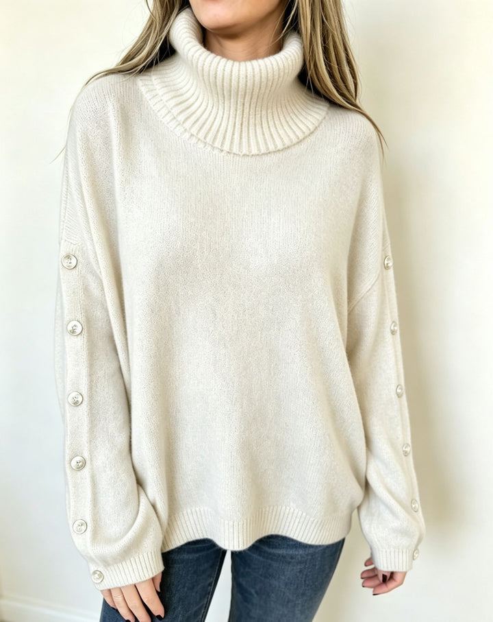 Damen Oversized Rollkragenpullover mit Ärmel-Knopfleiste – Mavelle