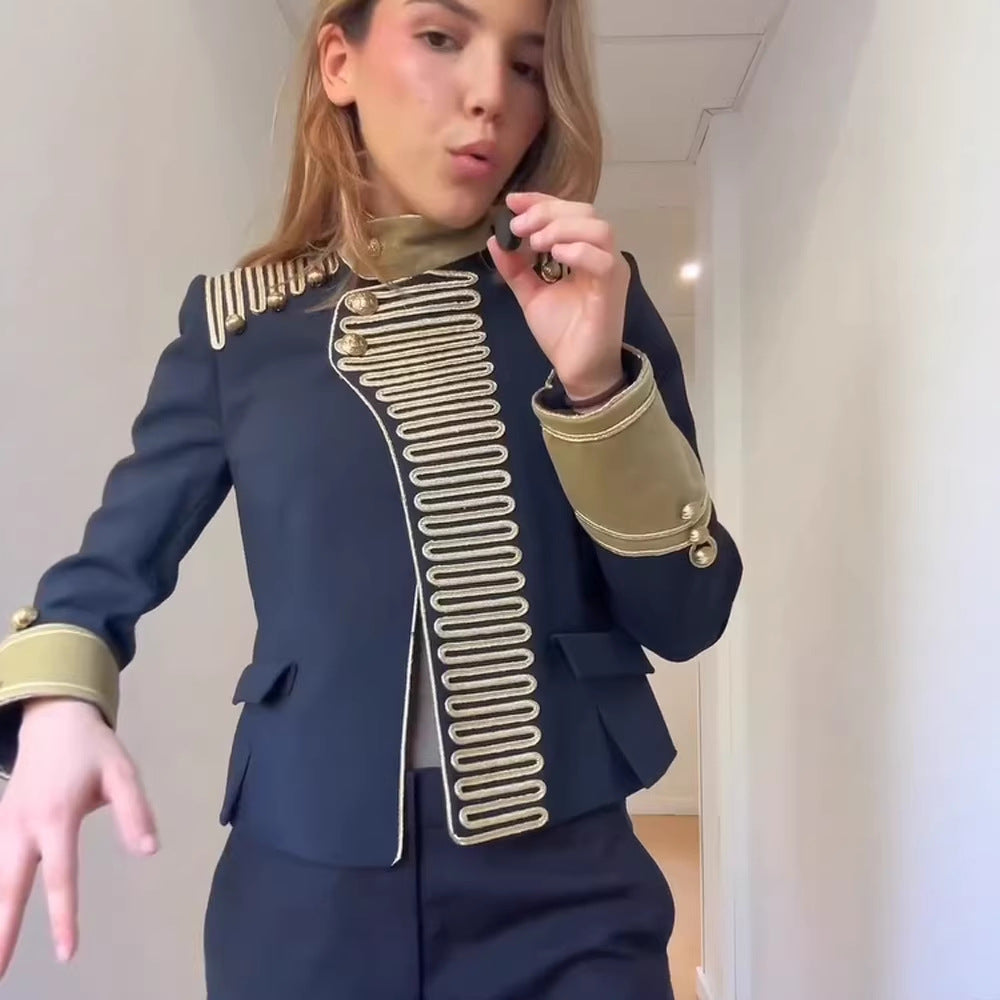 Damen Militärisch inspirierte Kurzjacke mit goldener Gallonborte und Stehkragen Echoarchiv