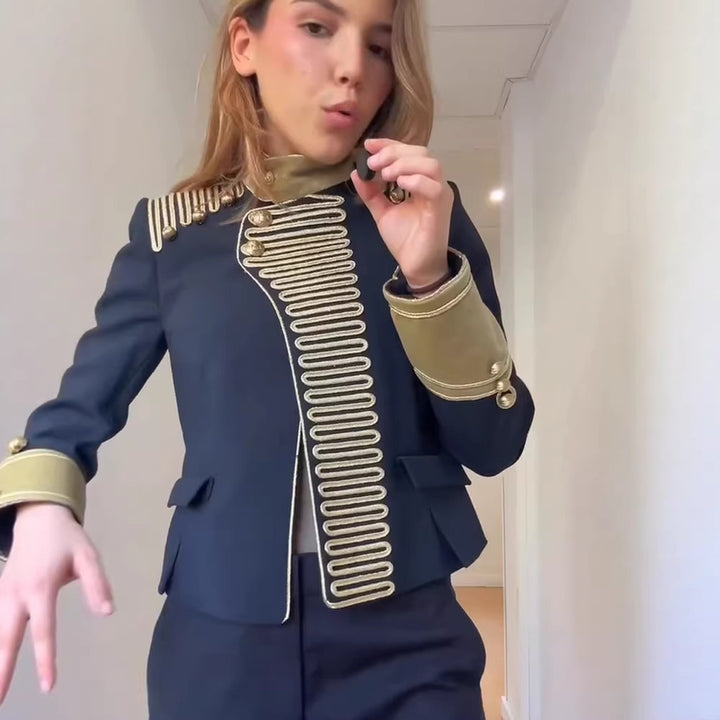 Damen Militärisch inspirierte Kurzjacke mit goldener Gallonborte und Stehkragen Echoarchiv