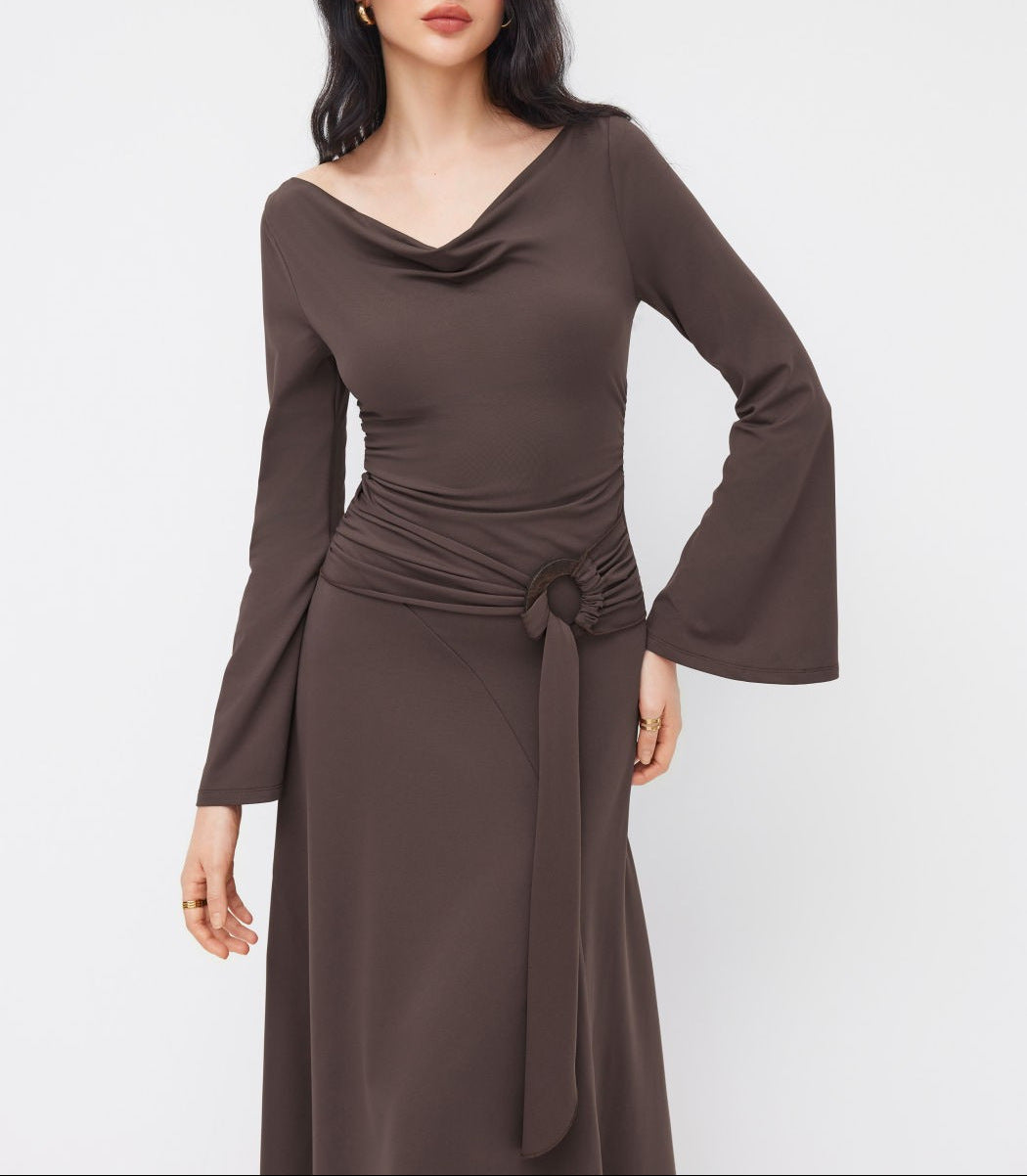Damen Asymmetrisches Midikleid mit Wasserfallkragen, Glockenärmeln und seitlichem Ringdetail – Élara