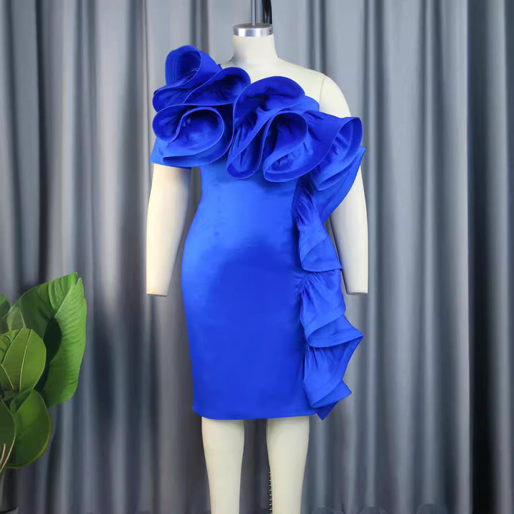 Damen elegantes Kleid mit dramatischen Rüschendetails Echo Archiv