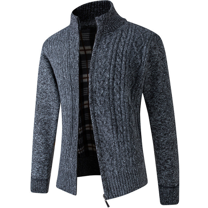 Herren Strickjacke mit hohem Kragen und modernen Zopfmuster Echoarchiv