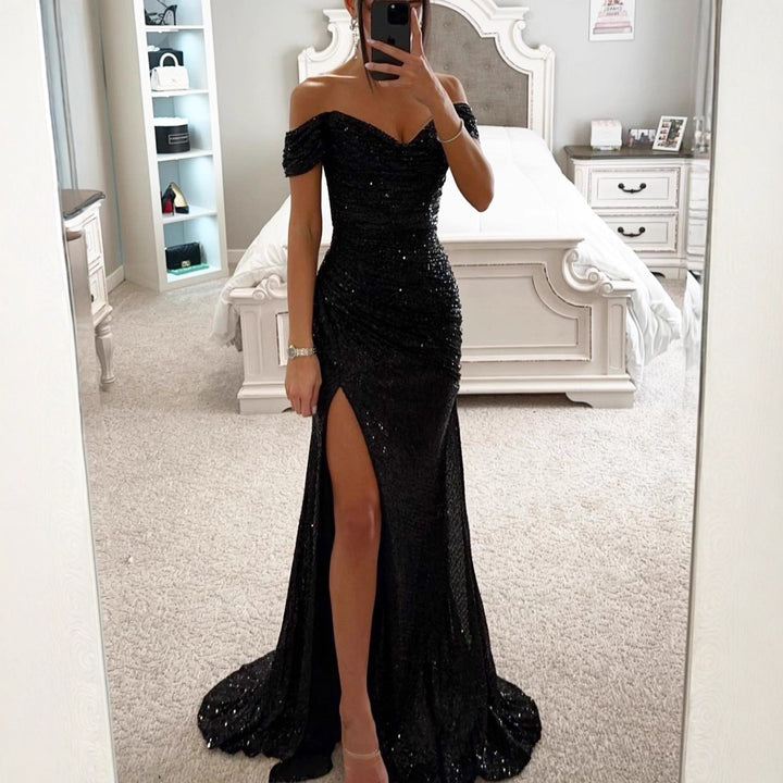 Damen Glamouröses Abendkleid mit schulterfreiem Schnitt und schimmerndem Stoff Echo Archiv