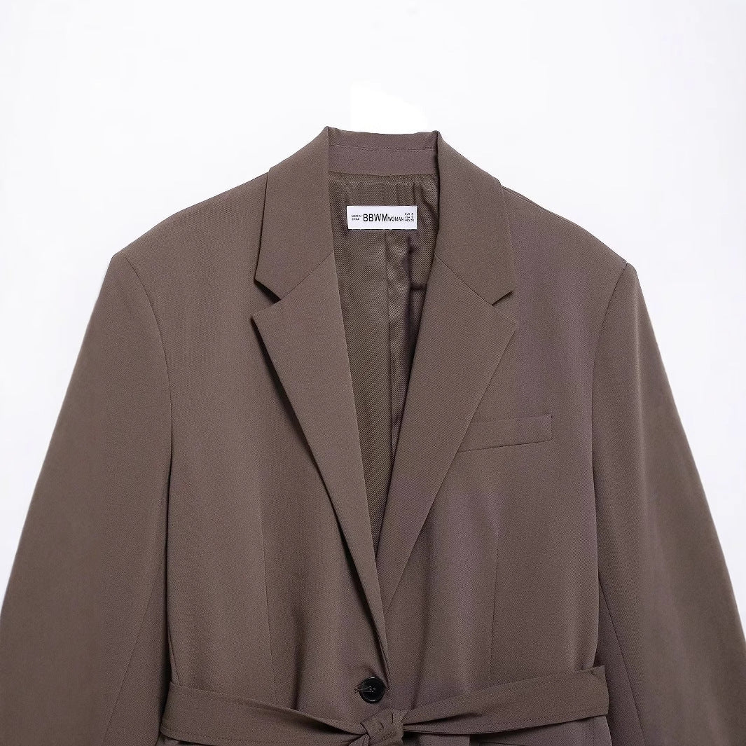 Damen taillierter Blazer mit Bindegürtel, Reverskragen, Pattentaschen und Ein-Knopf‑Verschluss – Valéne