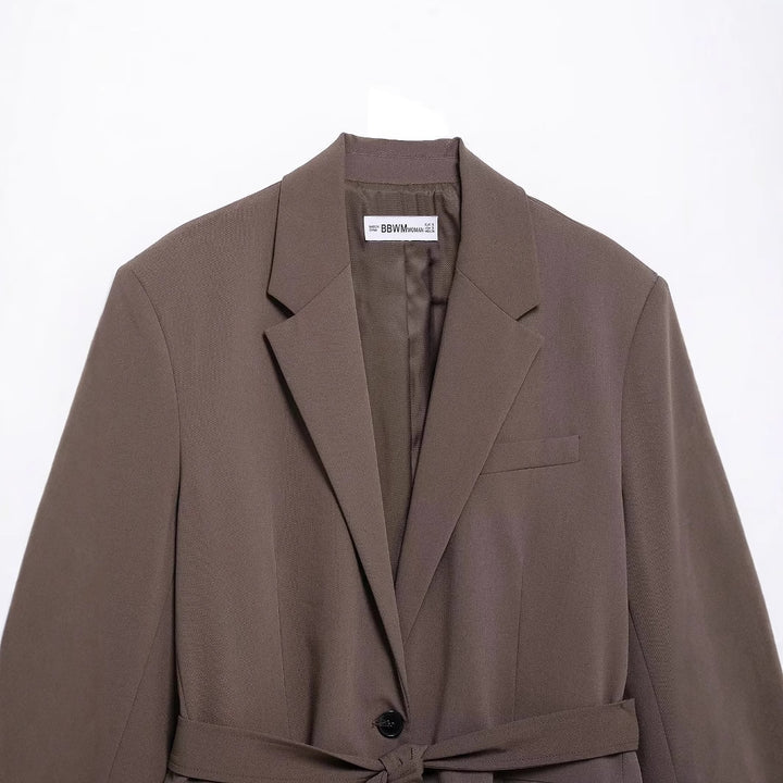 Damen taillierter Blazer mit Bindegürtel, Reverskragen, Pattentaschen und Ein-Knopf‑Verschluss – Valéne