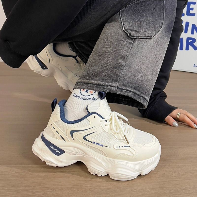 Damen Skulpturierte Wedgesneaker mit stufiger Plateausohle, atmungsaktivem Mesh und gepolstertem Komfortkragen – Névara