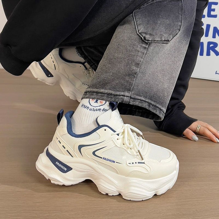 Damen Skulpturierte Wedgesneaker mit stufiger Plateausohle, atmungsaktivem Mesh und gepolstertem Komfortkragen – Névara