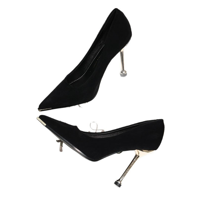 Damen Elegante spitz‑quadratische Velours‑Pumps mit kleinem Blockabsatz und goldener Zehenkappe – Lioré